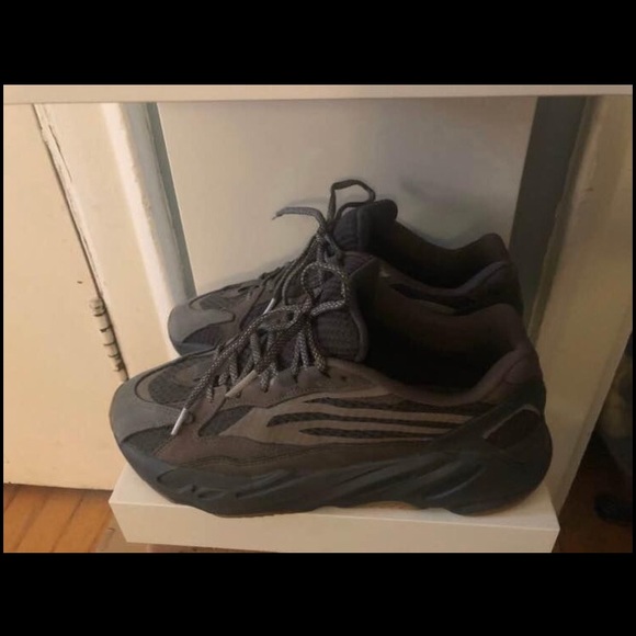 Yeezy 700 - Picture 6 of 7